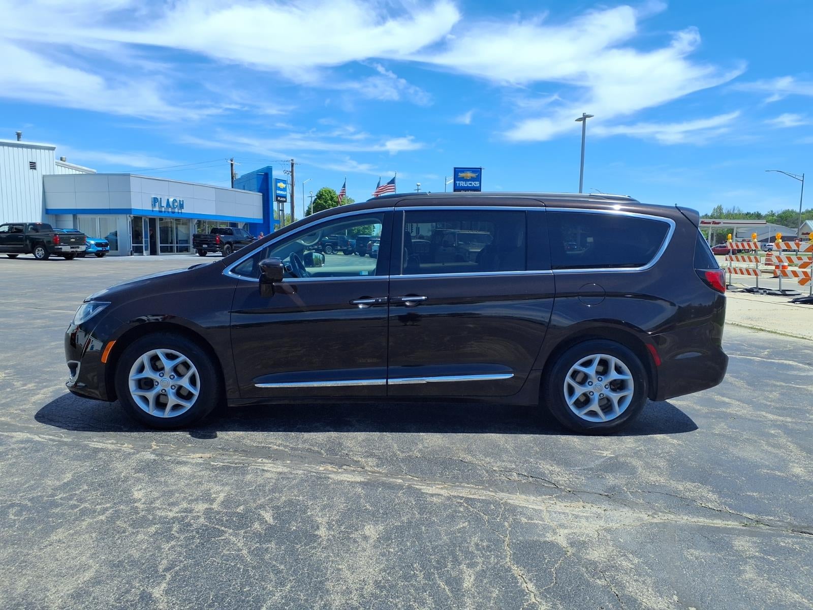2017 Chrysler Pacifica — side profile view